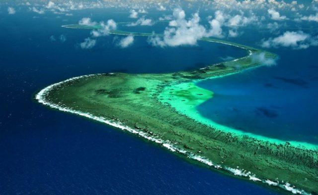 На риф влияет сразу несколько факторов: тропические ураганы;  морские звезды, которые питаются полипами;  повышение температуры воды и загрязнения океана
