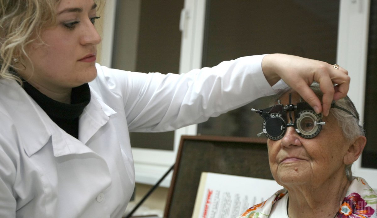 Наиболее склонны к развитию глаукомы люди старше 60 лет, а также лица с семейной предрасположенностью к болезни