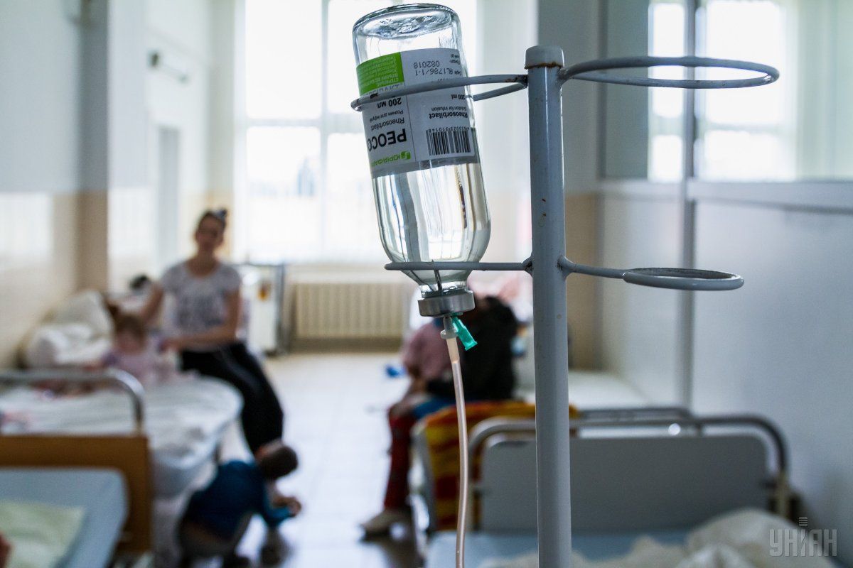 В больницу госпитализировали 323 больных, среди которых 235 детей